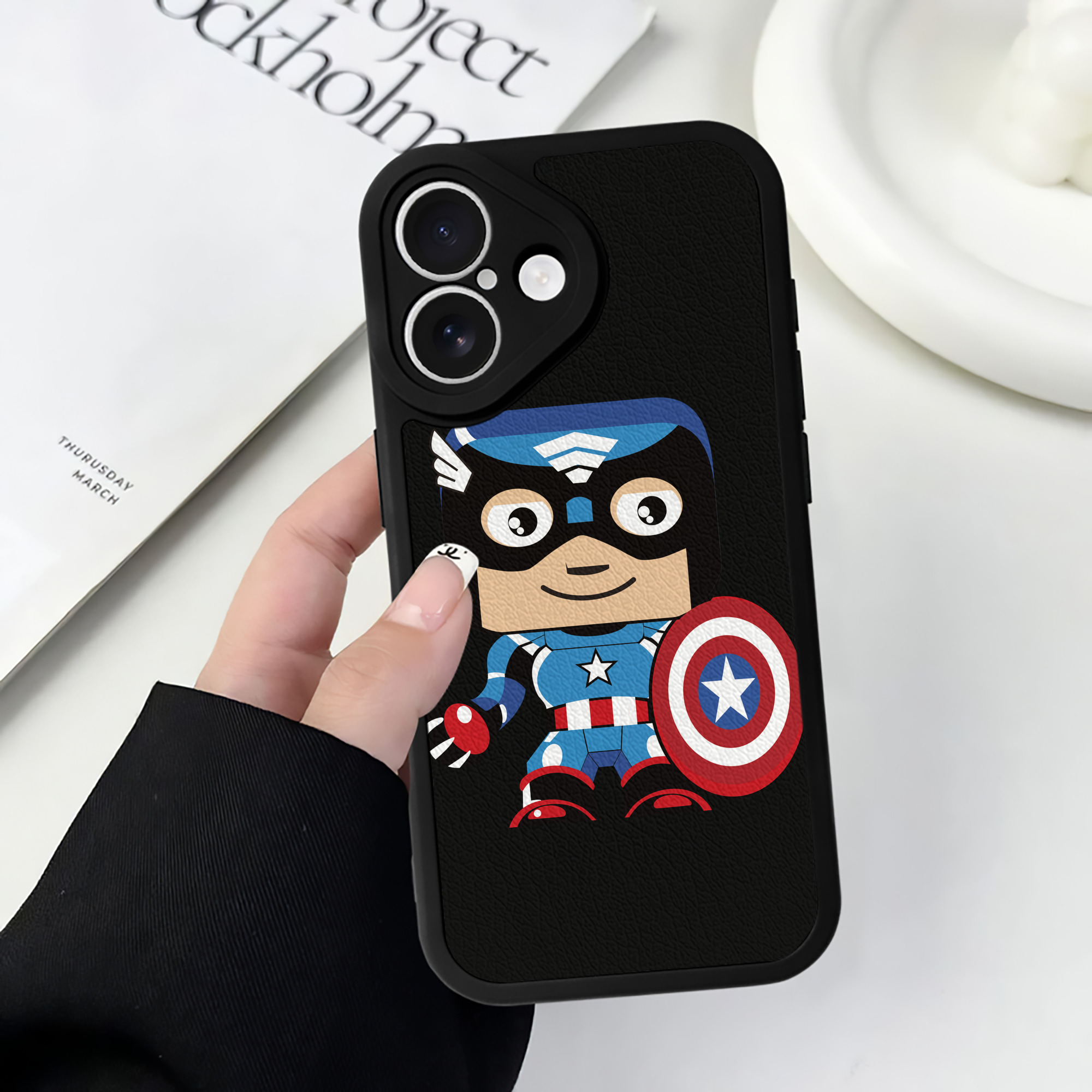 （画像用） アベンジャーズ The Avengers 【iPhone 16シリーズ対応】シリコンスマホケース（レザー調） 材質：シリコン